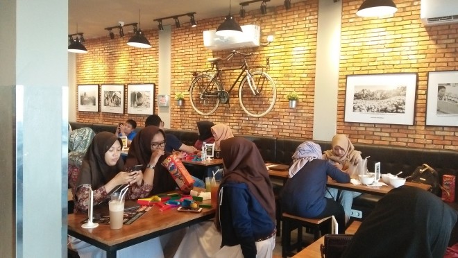 Warungk Upnorma dikunjungi kalangan anak muda.